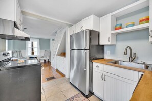 Kylskåp, mikrovågsugn, ugn och spishäll