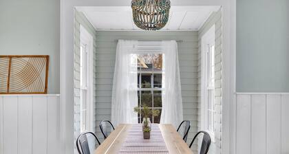 Adorable Cottage with Cottage porch, walk to water & town