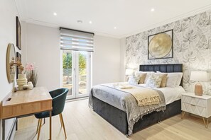 2 bedrooms, iron/ironing board, WiFi, bed sheets - Beautiful London Retreat - Sleeps 6 (London)