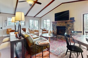 Fernseher, Kamin, Tischtennisplatte