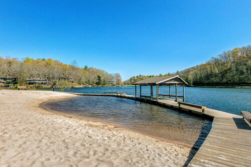 All-seasons Connestee Falls cabin with lake, pool, & athletic courts - fireplace