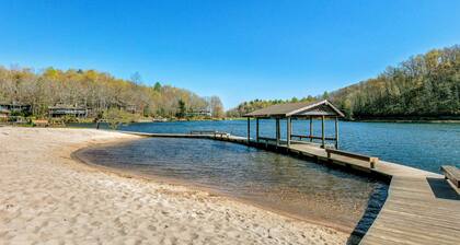 All-seasons Connestee Falls cabin with lake, pool, & athletic courts - fireplace