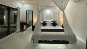 Un dormitorio moderno con cama con dosel, un espejo grande, una mesita de noche y vistas al exterior.