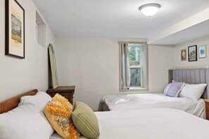 4 bedrooms, iron/ironing board, free WiFi, bed sheets