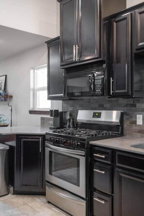 Fridge, microwave, oven, stovetop - Pet-Friendly Modern Stay by Downtown & Airport (Billings)