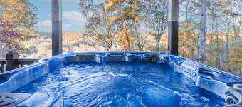 Velo Vista 5 BR Lake View Retreat, king beds, hot tub, game room, bike friendly