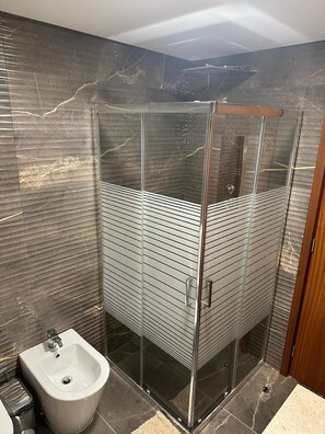 Douche, sèche-cheveux, bidet, serviettes fournies