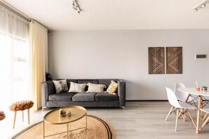 TV - Chic, luxurious & and spacious with backup power.
 (Sandton)