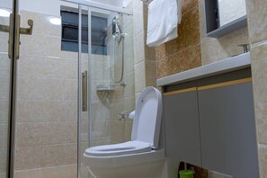 Vasca idromassaggio, bidet, asciugamani, sapone
