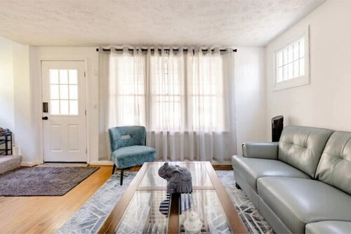Entire house in a vibrant neighborhood - 3 Beds
