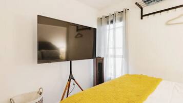 3 chambres, bureau, fer et planche Ă repasser, lit parapluie