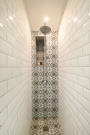City-Apartment | Badezimmer | Dusche, Haartrockner, Handtücher