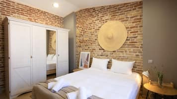 City Apartment | 1 bedroom, desk, soundproofing, free WiFi