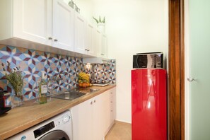 City-Apartment | Eigene Küche | Kühlschrank, Ofen, Herdplatte, Wasserkocher
