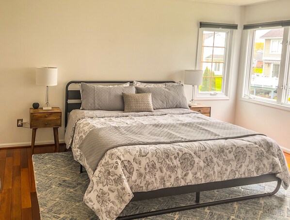 3 bedrooms, desk, iron/ironing board, travel crib