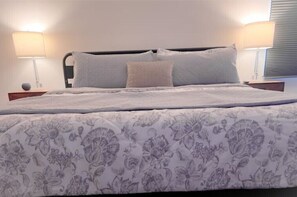 3 habitaciones, escritorio y tabla de planchar con plancha 