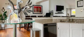 3BR, Sleeps 6, Onsite Parking & Gym Access
