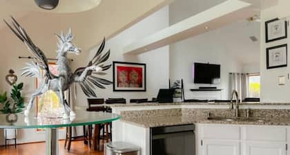 3BR, Sleeps 6, Onsite Parking & Gym Access