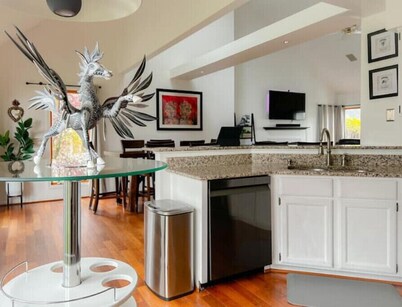 3BR, Sleeps 6, Onsite Parking & Gym Access

