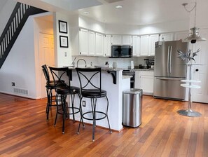 Frigorífic, microones, forn i placa de cuina