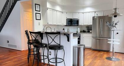 3BR, Sleeps 6, Onsite Parking & Gym Access