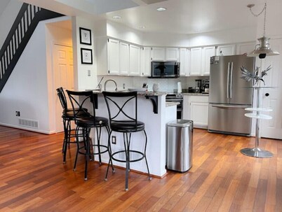 3BR, Sleeps 6, Onsite Parking & Gym Access
