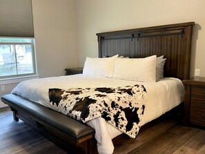 4 bedrooms, desk, iron/ironing board, travel cot - Contemporary Waterfront Ranch Villa at Twin Canyons Longhorn Ranch (Granbury)