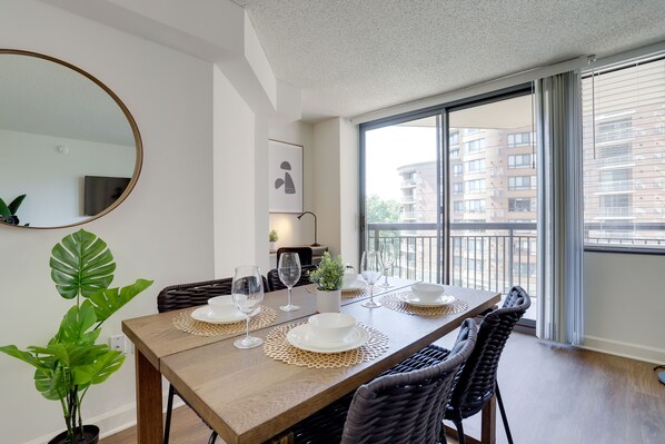 Deluxe Apartment | In-room dining - Luxury Apt with Rooftop Pentagon City (Arlington)