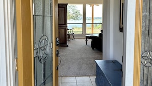 Un pasillo que conduce a una sala de estar con vistas al exterior.