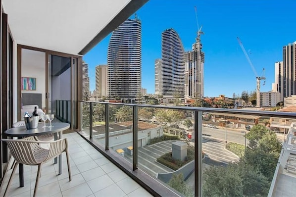 Outdoor dining - Prime Q. Residence @ key location near the Beach🏝 (Broadbeach)