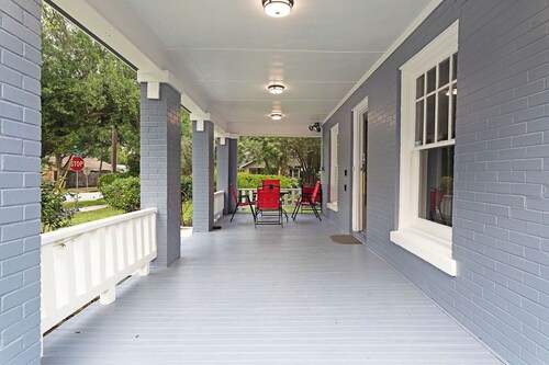 3BR Old Mansion in Montrose! Downtown, Medical Center