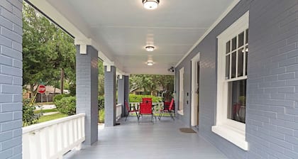 3BR Old Mansion in Montrose! Downtown, Medical Center