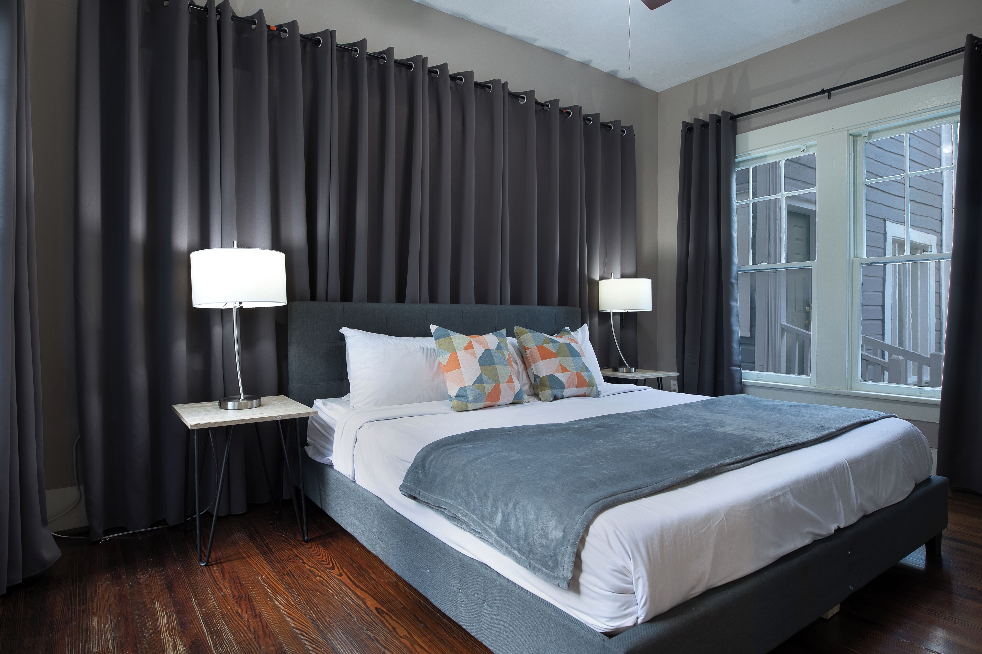 3 habitaciones, escritorio y tabla de planchar con plancha 