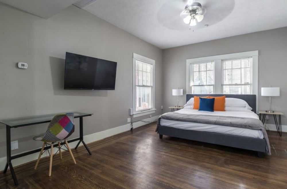 3BR Old Mansion in Montrose! Downtown, Medical Center Houston Vrbo