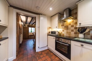Fridge, microwave, oven, stovetop - Dale End Cottage, Brassington. Perfect country cottage for 4, pet friendly (Brassington)