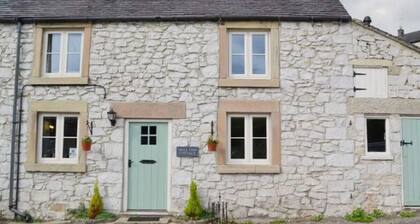 Dale End Cottage, Brassington. Perfect country cottage for 4, pet friendly