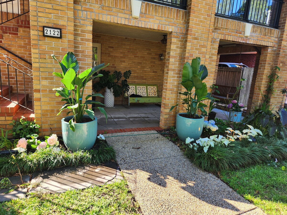 Comfy on Carrollton Avenue
 dog friendly on streetcar line!