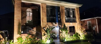 Comfy on Carrollton Avenue
dog friendly on streetcar line!