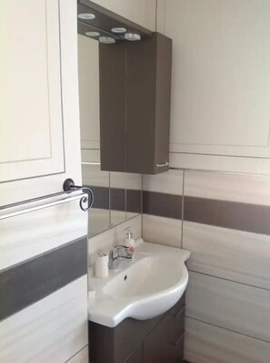 Sèche-cheveux, serviettes fournies, savon, shampoing