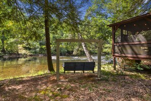 Property grounds - Rushing River Lodge Toccoa Fishing Tubing Trails (Blue Ridge)