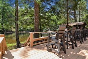 Outdoor dining - Rushing River Lodge Toccoa Fishing Tubing Trails (Blue Ridge)