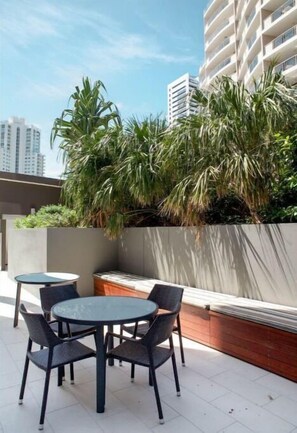 Outdoor dining - ★ Premium 1BR Residence ❤️ of Broadbeach ★ 🏄‍♀️🏝 (Broadbeach)