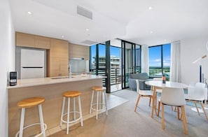 Interior - Splendid Position w. Pool+Gym near everything 🏝 (Broadbeach)