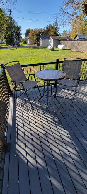 Outdoor dining - The Oakes Isle - with Hot tub! (Oakes)