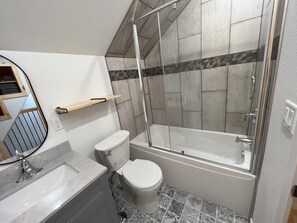 Shower, hair dryer, towels, soap - The Oakes Isle - with Hot tub! (Oakes)