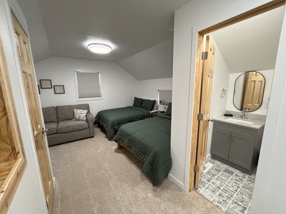 The Oakes Isle with Hot tub! Oakes Vrbo