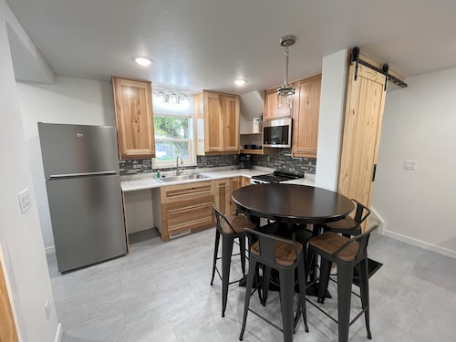 The Oakes Isle - with Hot tub!