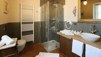 Habitación superior | Baño | Ducha, secador de pelo, bidé y toallas