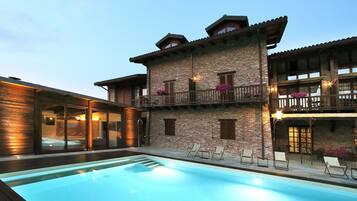 Seasonal outdoor pool