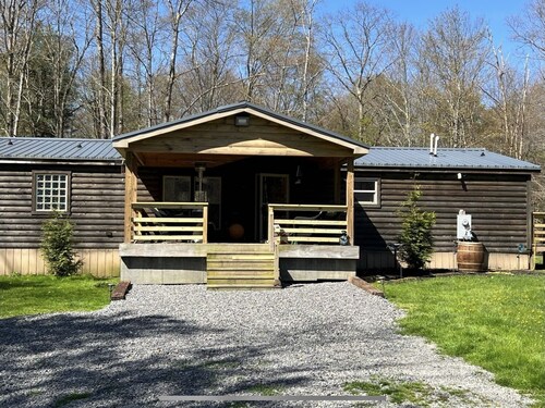 Secluded three bedroom cabin in the Woods